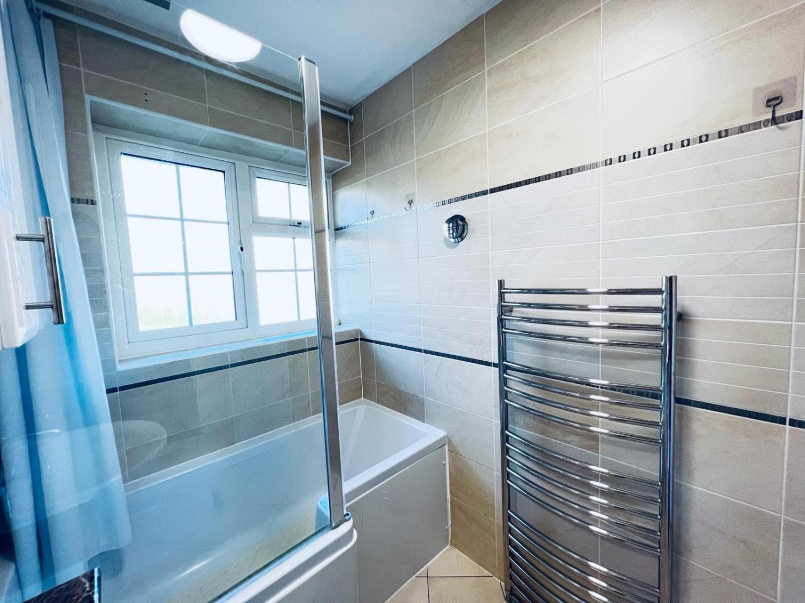 Elegant Room In Stylish House Milton Keynes Exterior foto